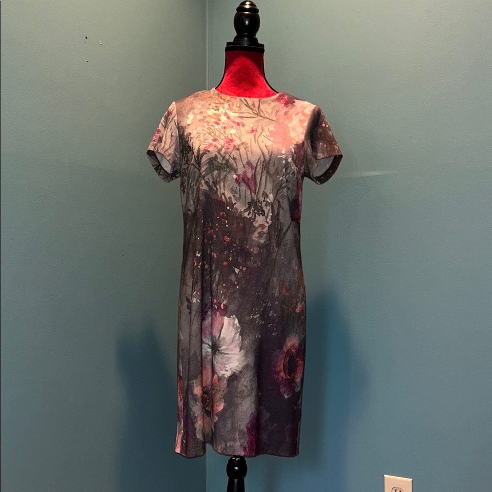 Floral Short-Sleeve Shift Dress in Mauve Gray